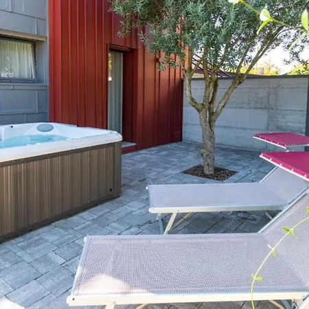 Modern With Jacuzzi Close To The Villa *