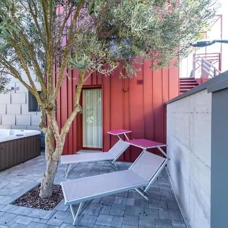 Modern With Jacuzzi Close To The Villa *